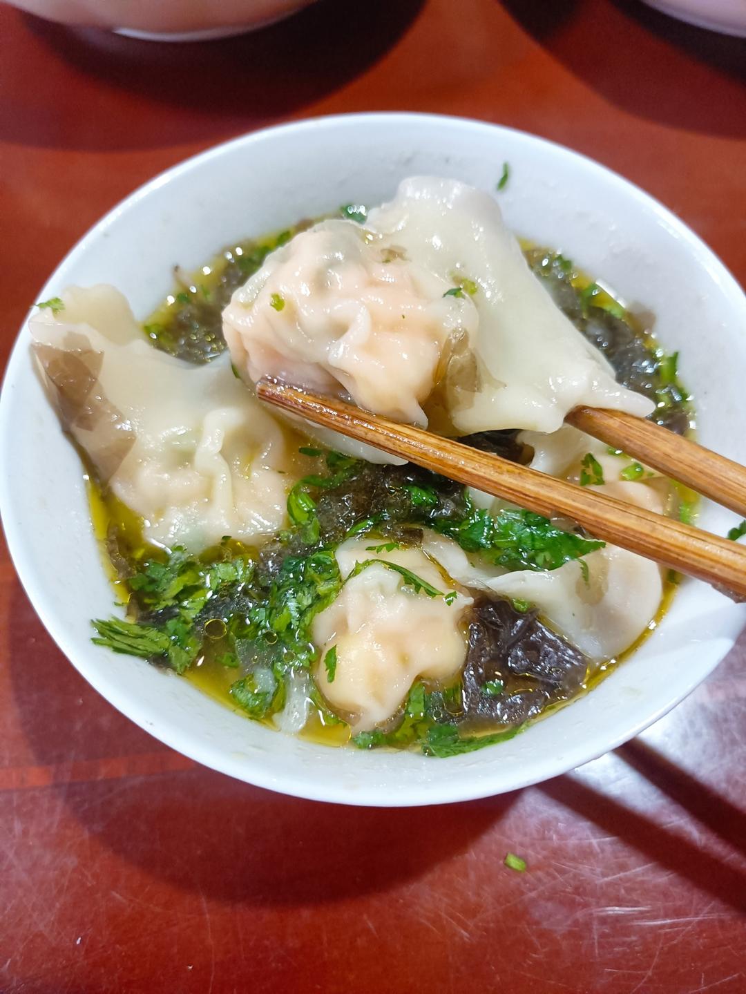 鲜肉馄饨、鲜虾饼、菠菜馒头