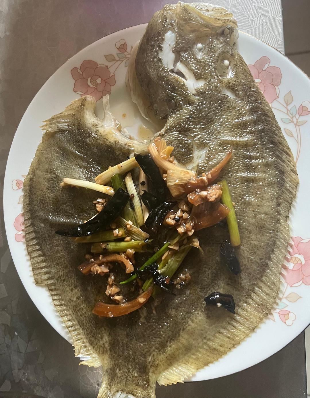 清蒸多宝鱼，很多人在先浇油还是先倒蒸鱼豉油这一步就做错啦