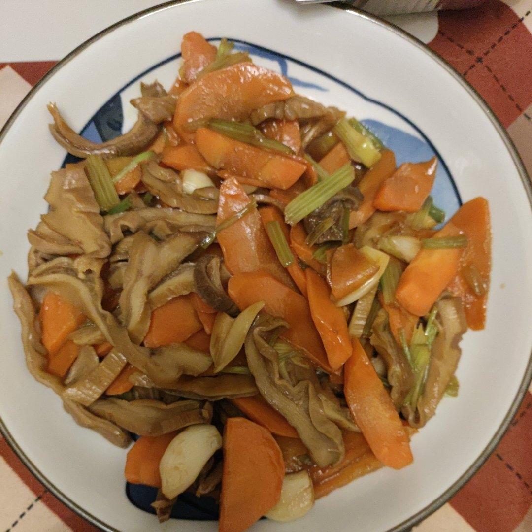 胡萝卜芹菜炒猪肚