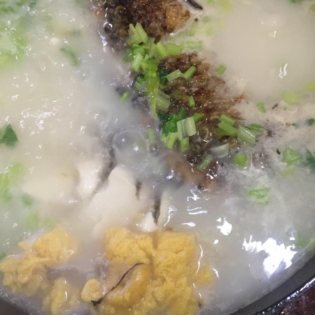 清炖鲫鱼汤 三个关键步骤让你轻松炖出汤浓味鲜色白似奶的鲫鱼汤