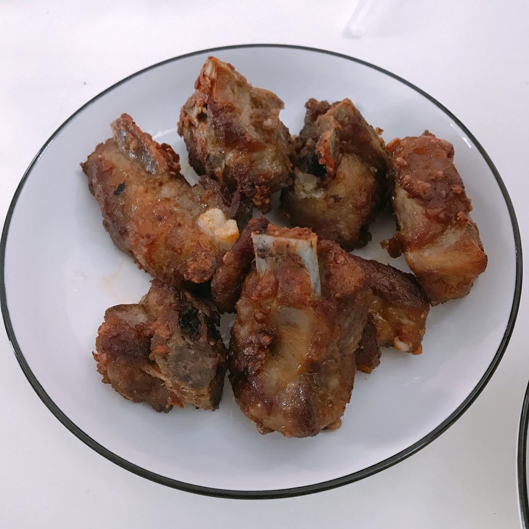 我家排骨从不红烧，加一些大蒜，出锅香喷喷，孩子吃完舔手指