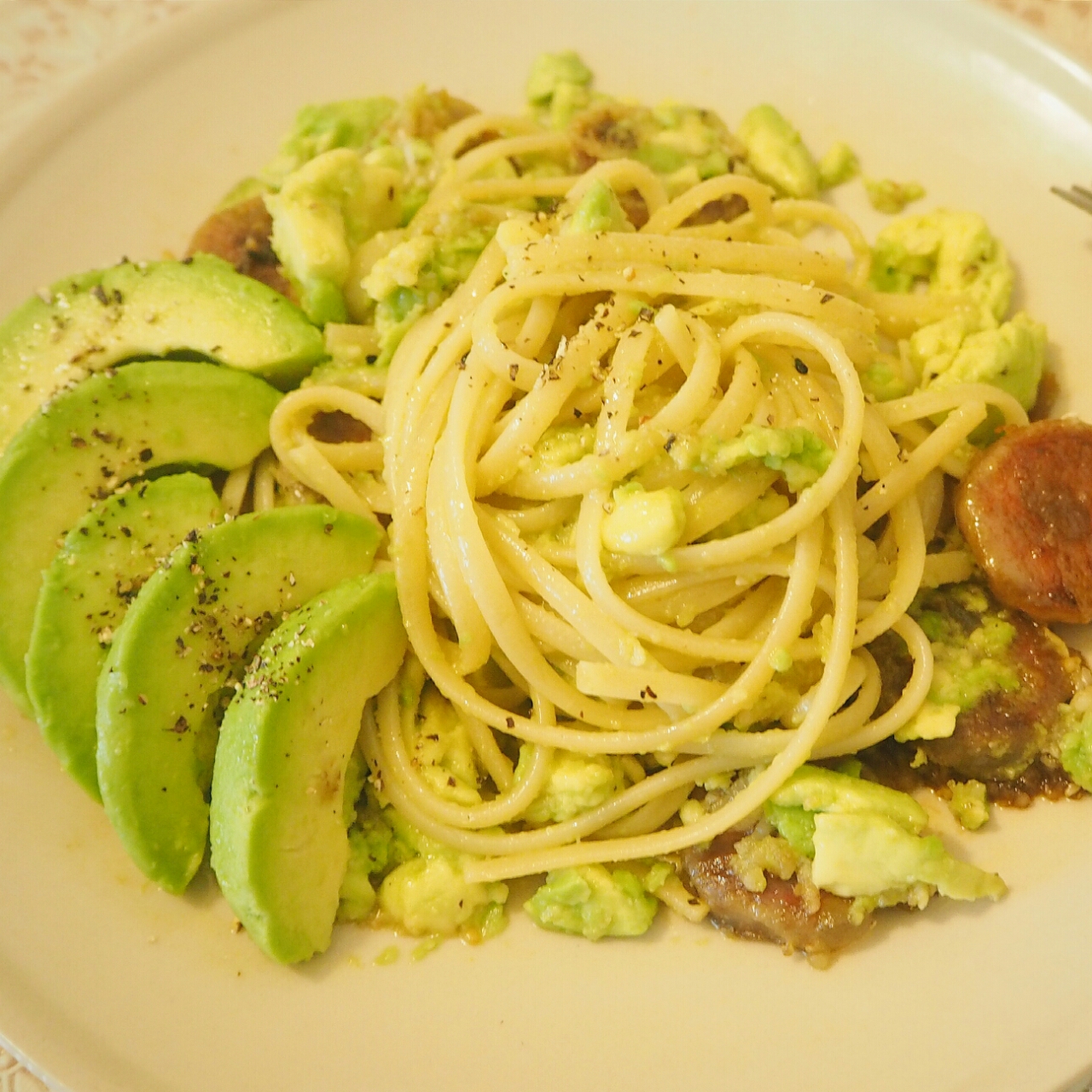 日月叒木支做的超简单的牛油果酱拌意面