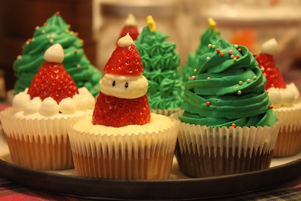 纸杯蛋糕 圣诞草莓心圣诞树杯子蛋糕 _猫三顺_做的圣诞草莓心圣诞树