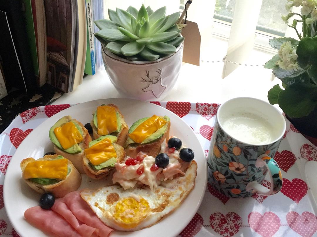 牛油果法式面包早餐