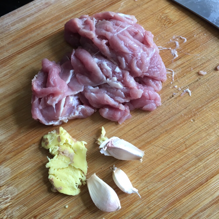 家常炒瘦肉（炒出大锅灶的味道）的做法 步骤1