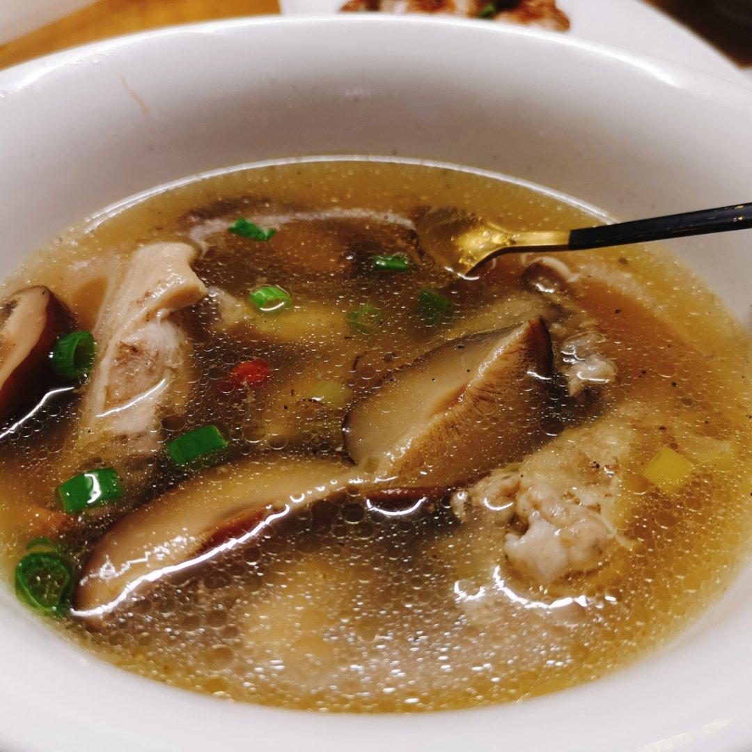 菌菇炖鸡汤