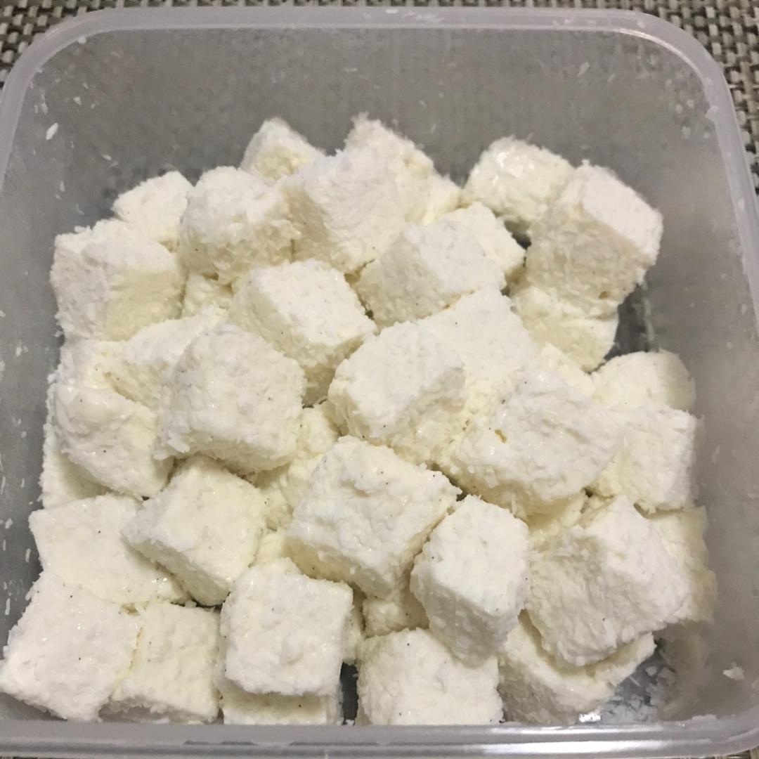 【视频】85度C 椰蓉牛奶小方～不用烤箱的夏日甜点