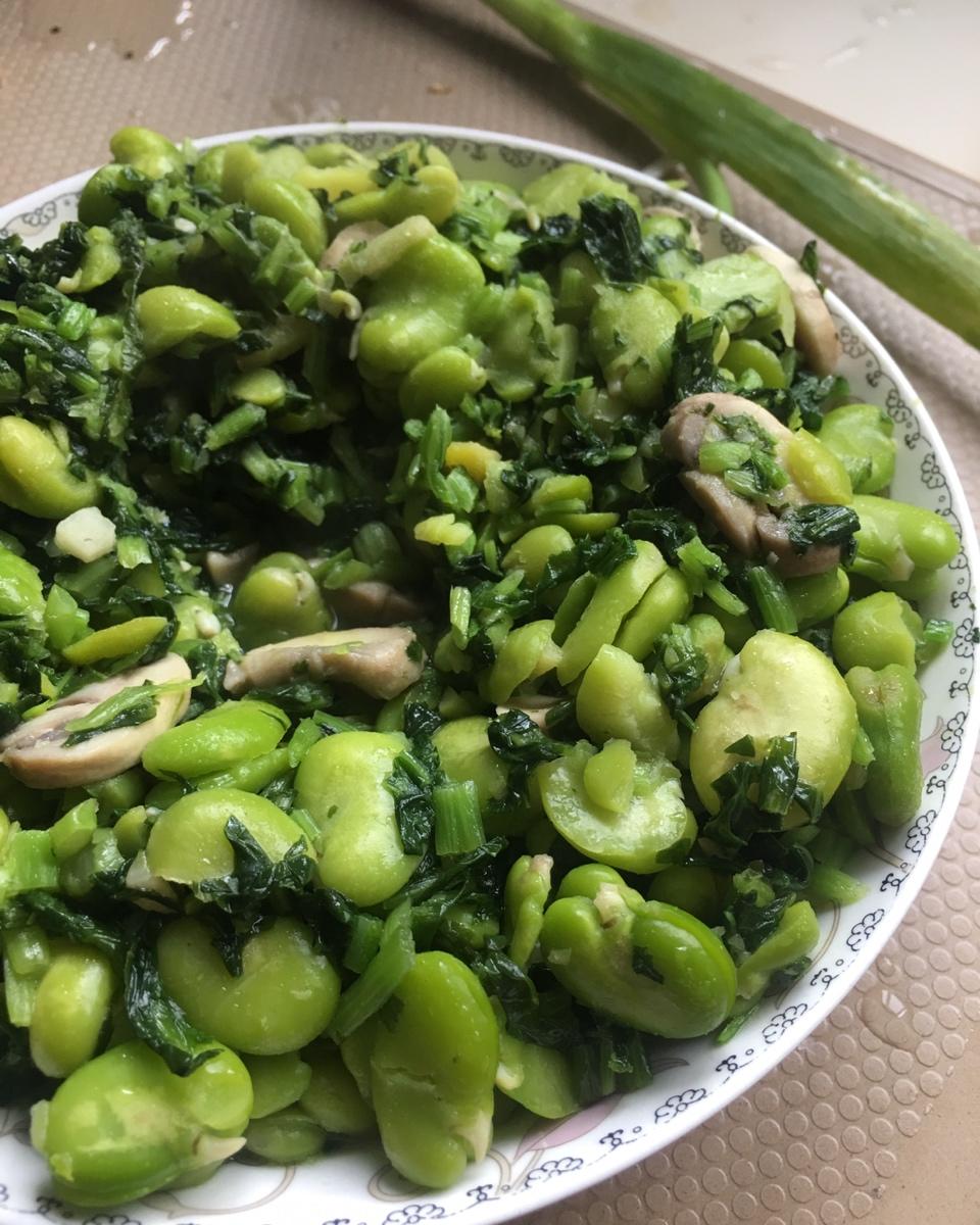 小mia的妈妈做的蚕豆炒雪菜