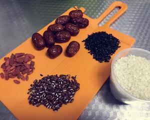 黑米红枣枸杞养颜粥的做法 步骤1