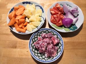 土豆胡萝卜番茄洋葱排骨汤的做法 步骤1