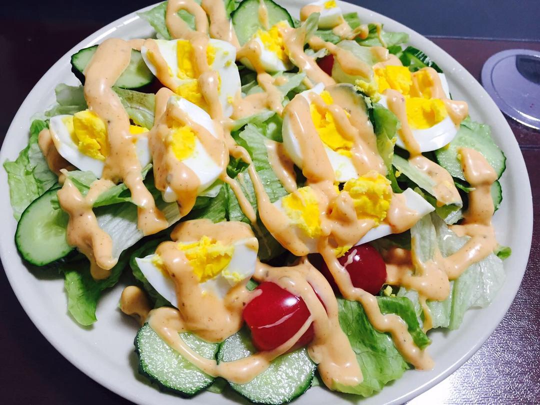 孤傲的玉米肠做的必胜客蔬菜沙拉