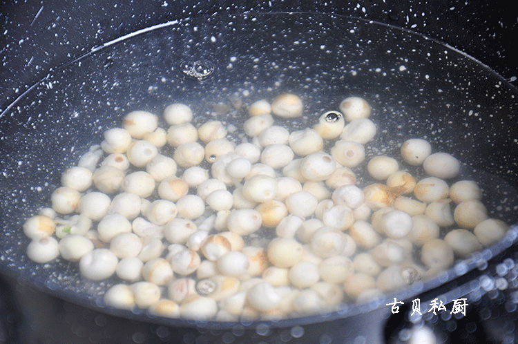鸡头米炒豌豆的做法 步骤4
