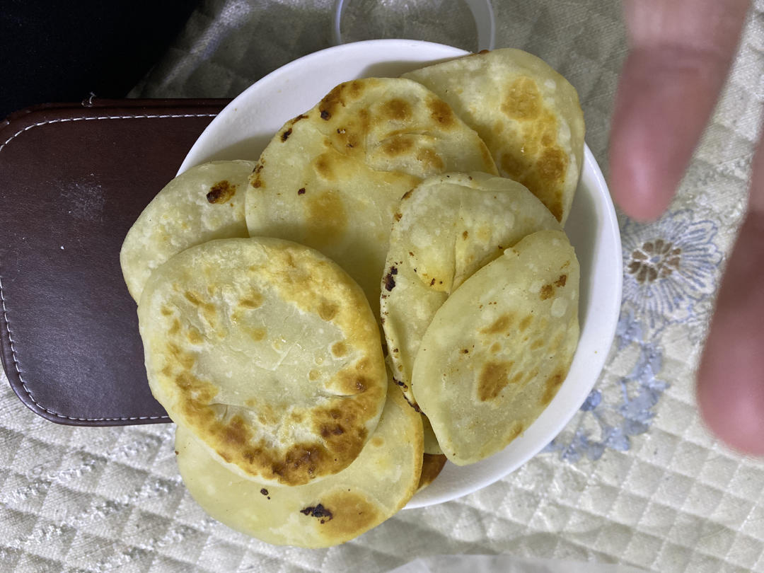 烫面小糖饼 柔软劲道 凉了也不硬 做法简单一看就会 附细节视频详解