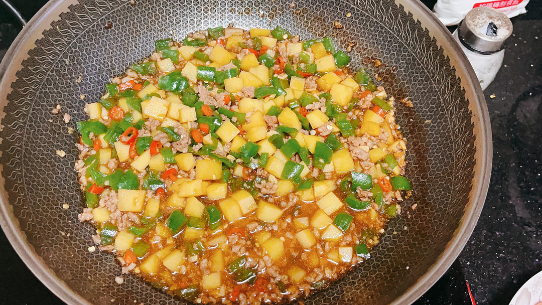 『青椒肉末土豆丁』