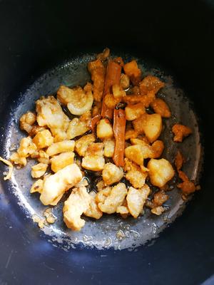黄花菜炒猪油渣的做法 步骤7