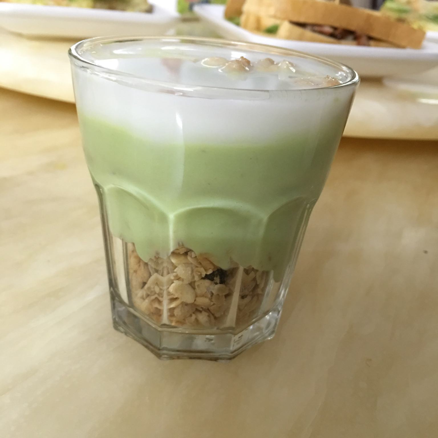 减肥餐－香蕉牛油果奶昔配卡乐B干果麦片