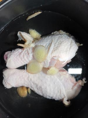 香菇鸡腿汤（电炖/热锅）的做法 步骤3