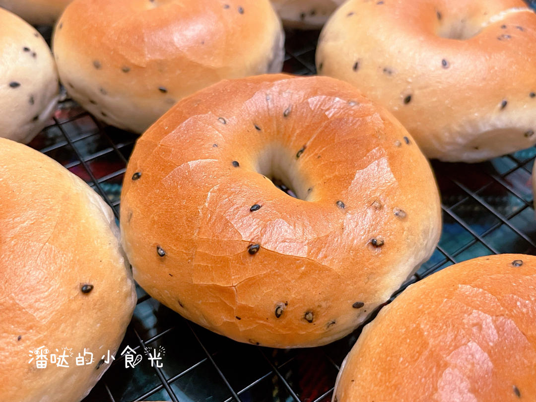 一盘带冰裂纹的黑芝麻全麦贝果（记录）
