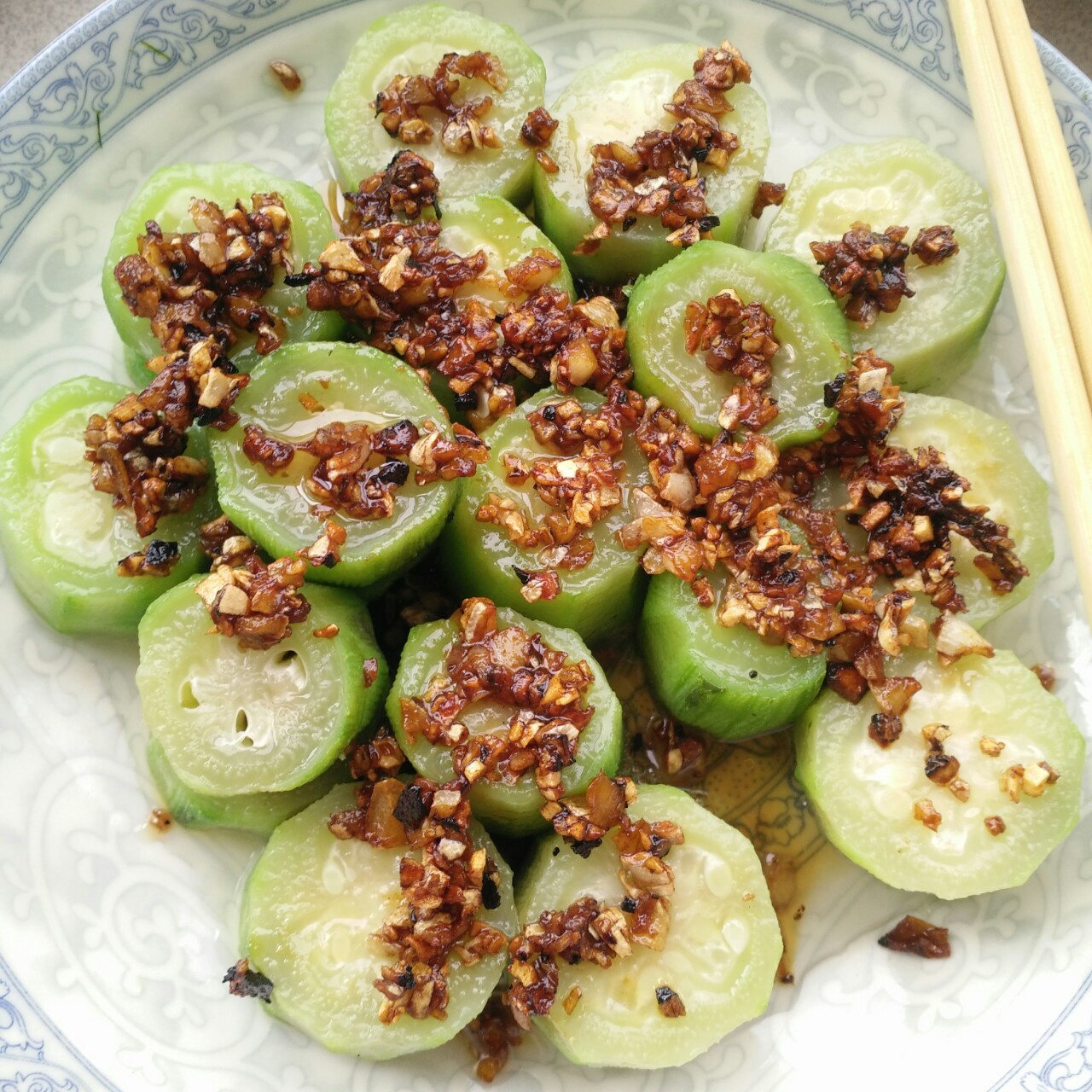 只需要五分钟就可以的美味蒜蓉蒸丝瓜