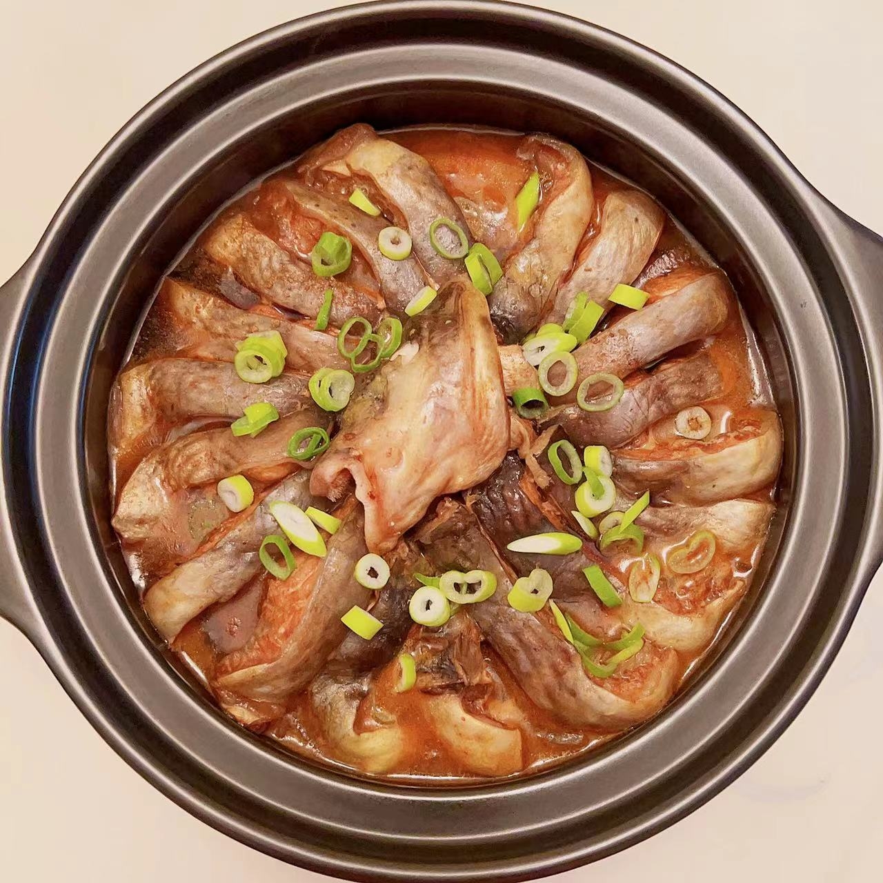 砂锅焗清江鱼（淡水鱼）的做法