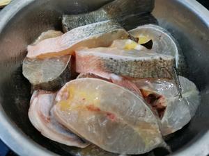 红烧鲈鱼块的做法 步骤2