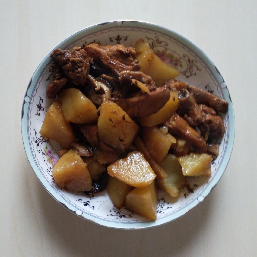 香菇鸡肉炖土豆