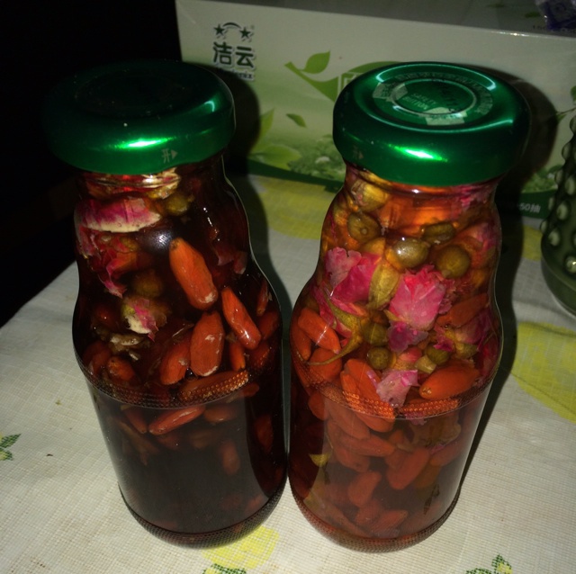 心麻麻克拉拉做的自制玫瑰枸杞红枣醋