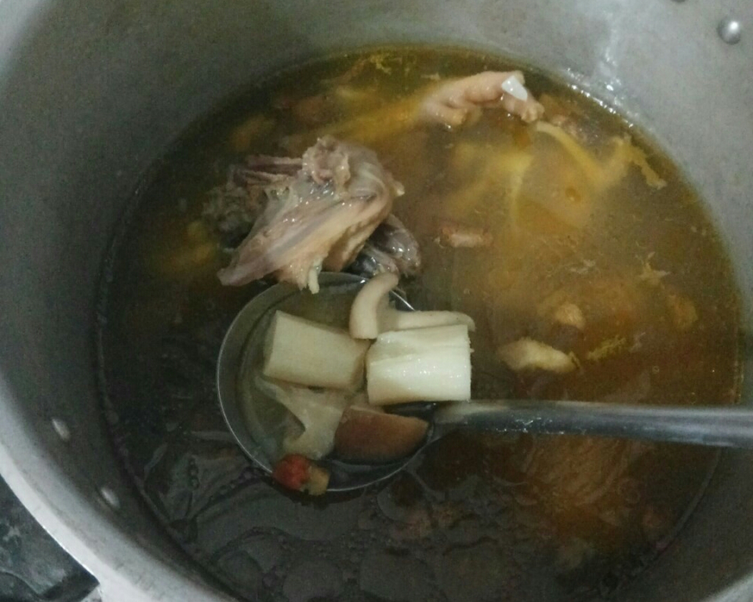 养生土鸡汤的做法