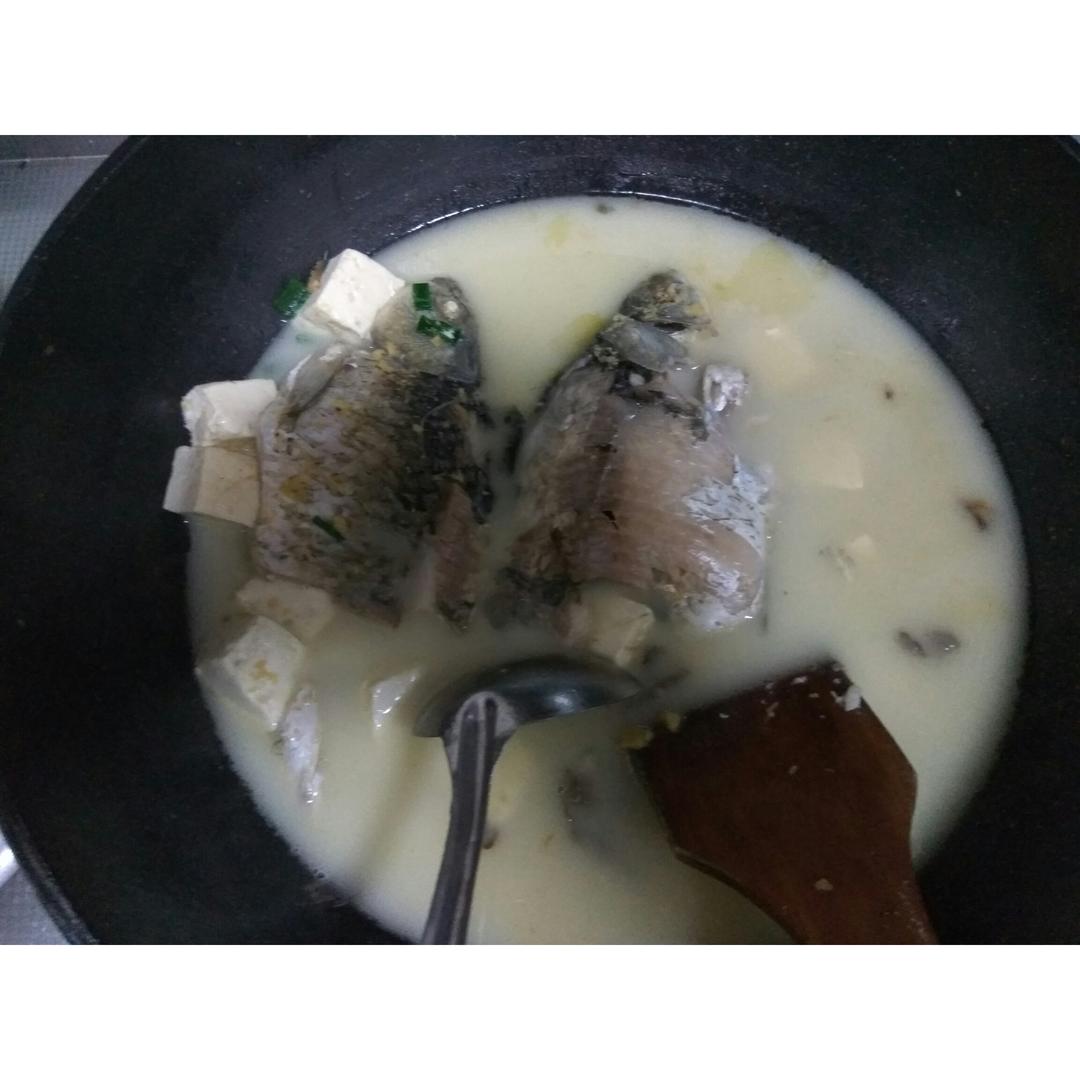 鲫鱼豆腐汤