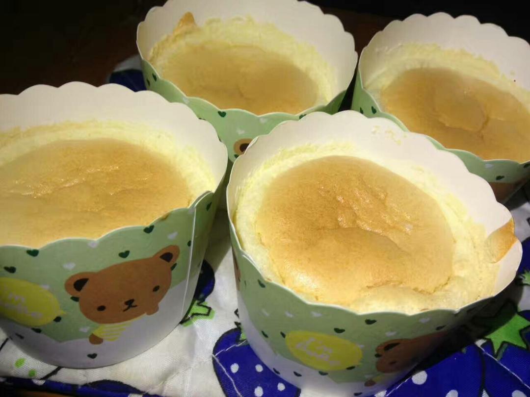 软绵绵戚风纸杯蛋糕
