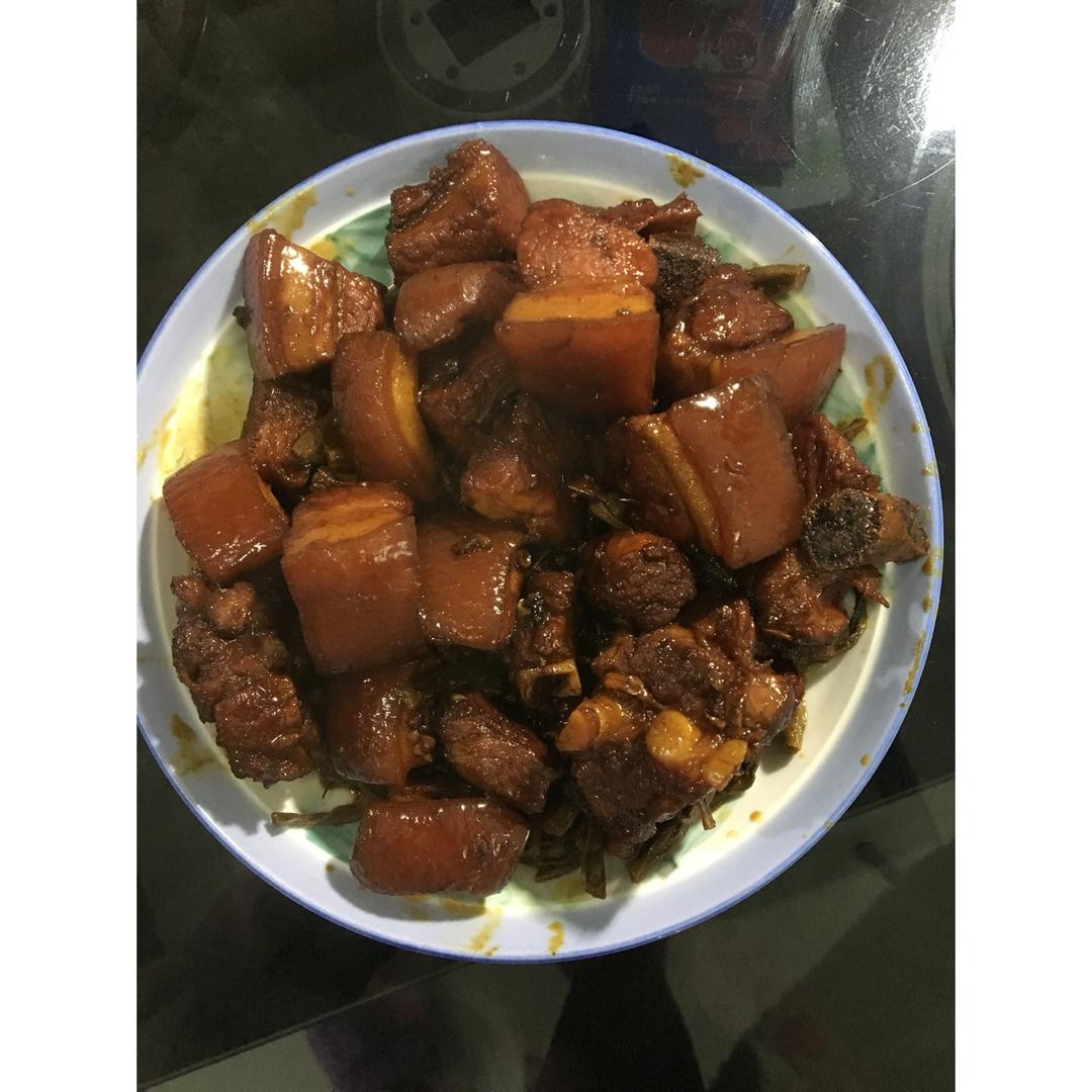 吃着碗里望着锅里的红烧肉