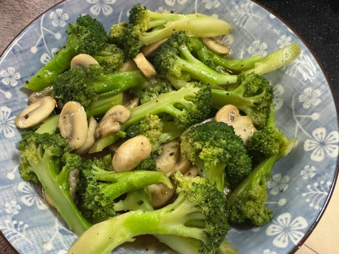 鲜美可口❗️清爽好吃的西兰花炒口蘑，超简单～