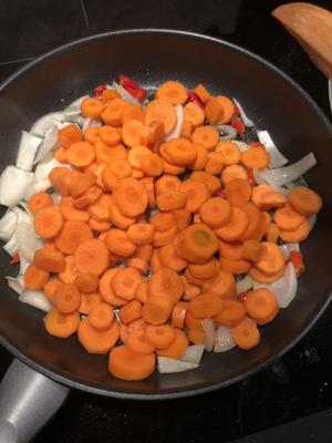 胡萝卜菠菜蘑菇的做法 步骤3