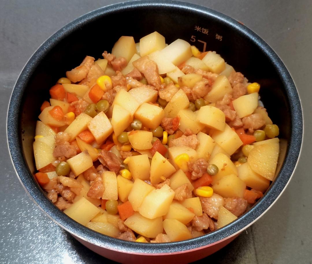 五花肉土豆焖饭￨爆好吃