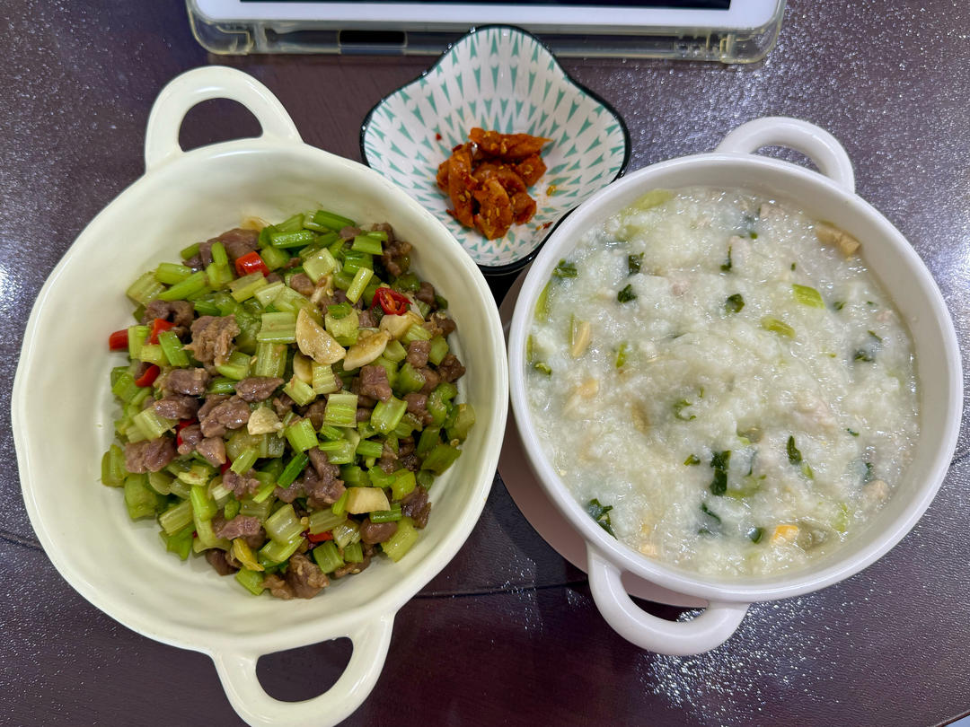 好吃到邻居敲门蹭饭的芹菜炒牛肉！