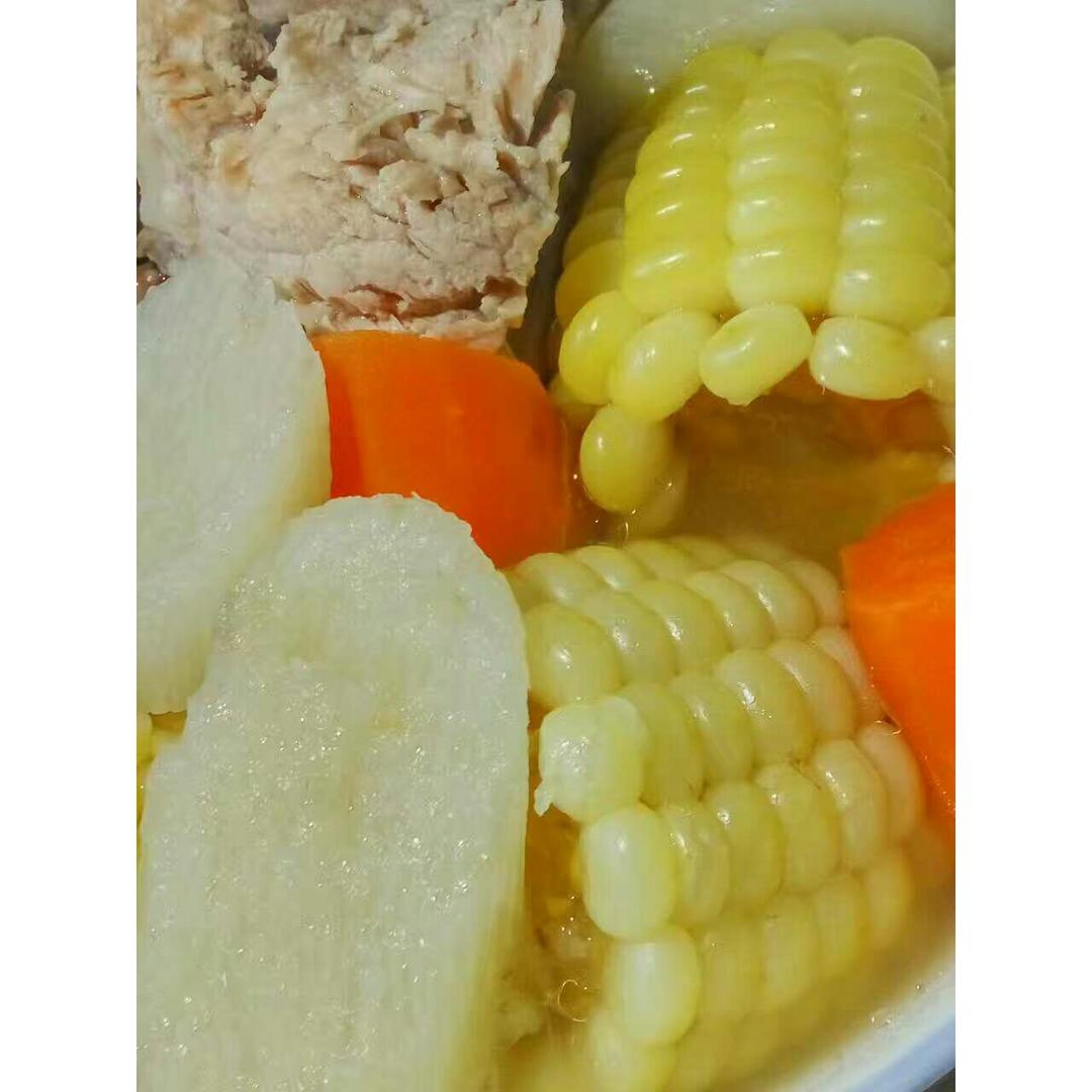 胡萝卜玉米排骨汤