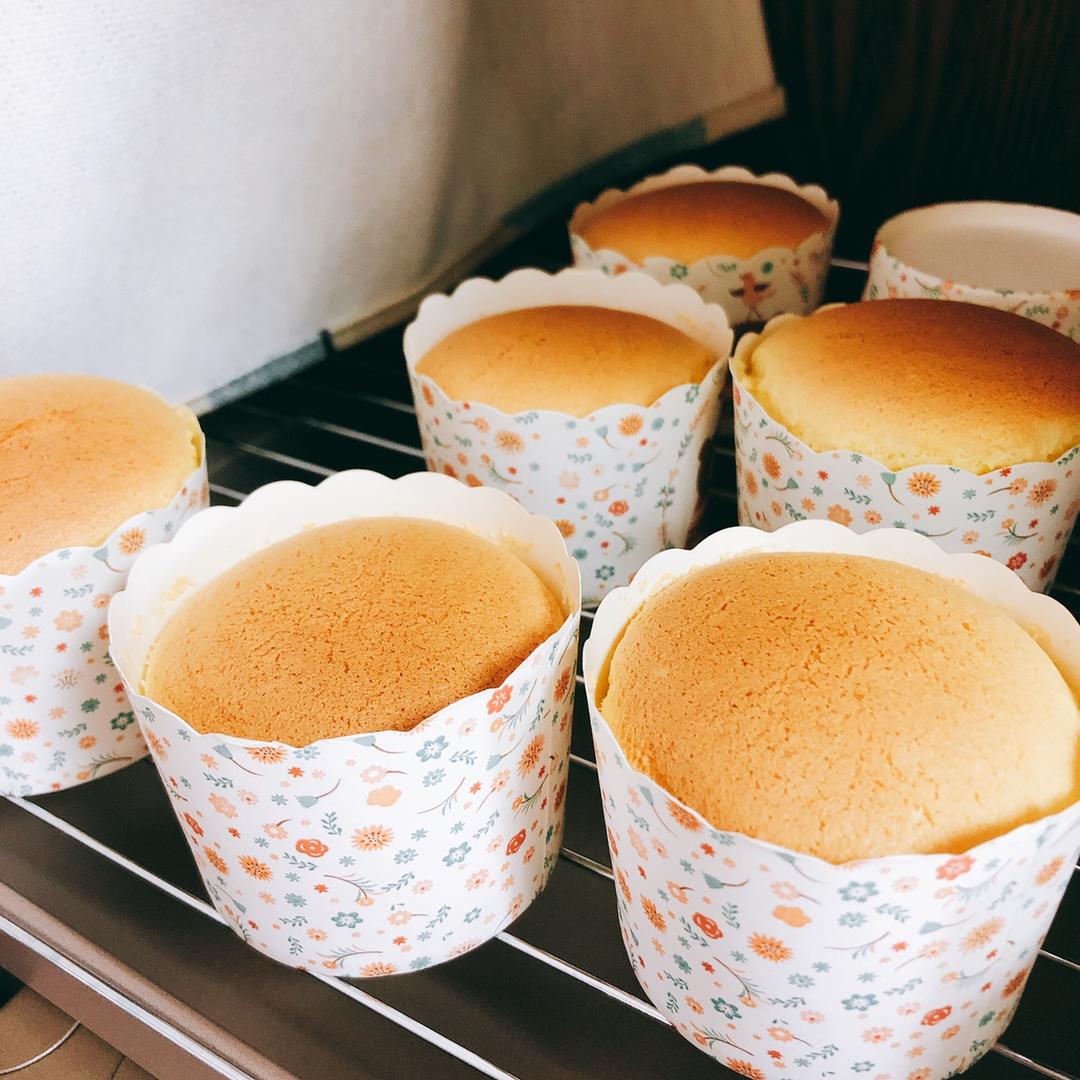 戚风杯子蛋糕^_^不开裂不回缩喔～