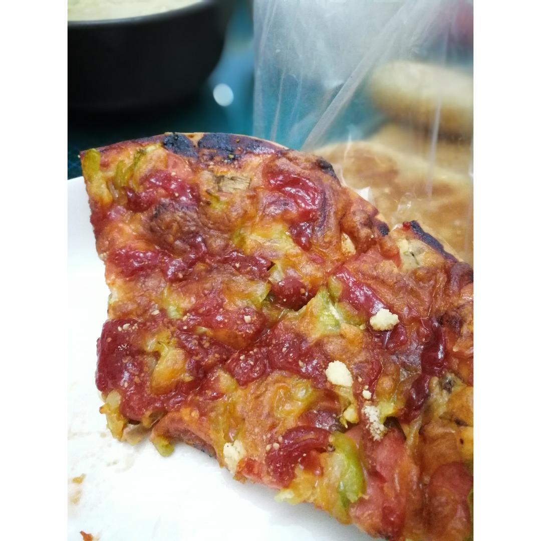 薄饼脆皮火腿pizza