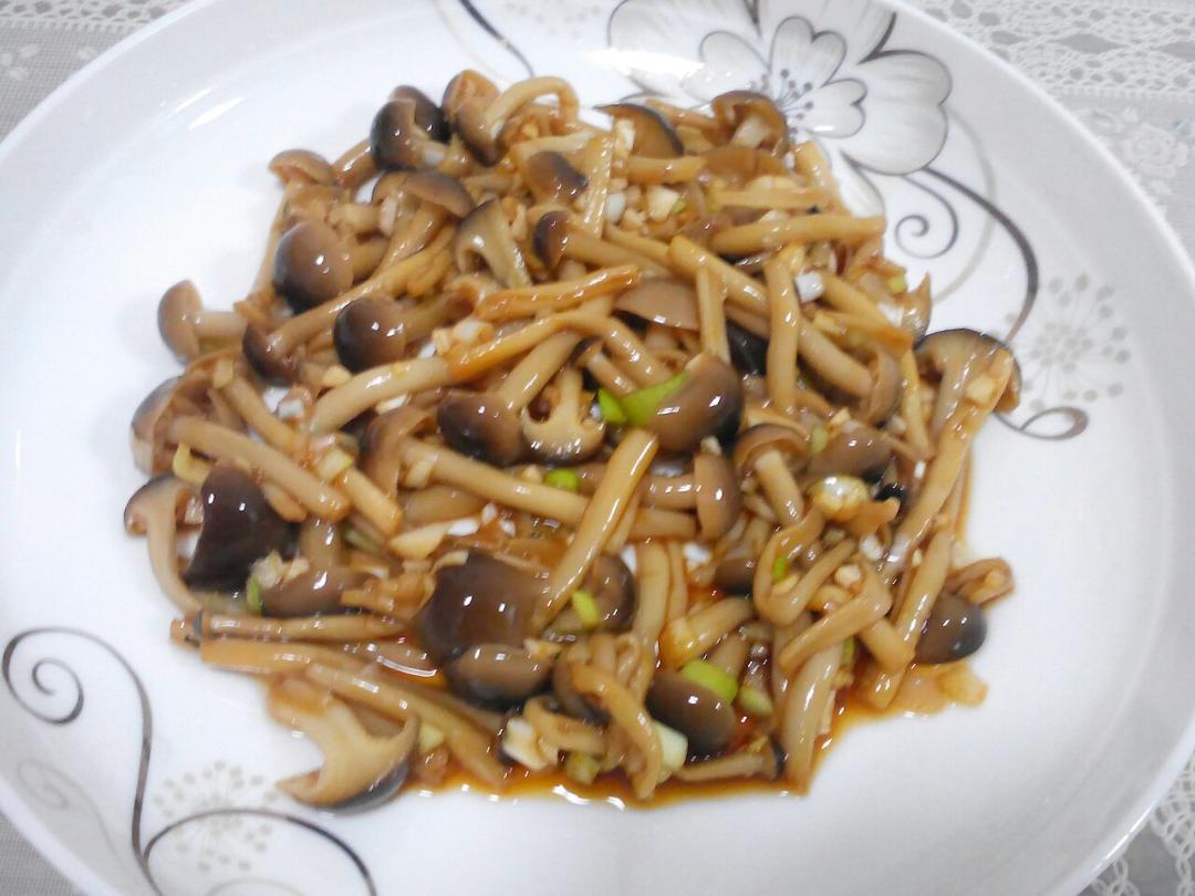 睡眼朦胧灰兔子做的凉拌蟹味菇