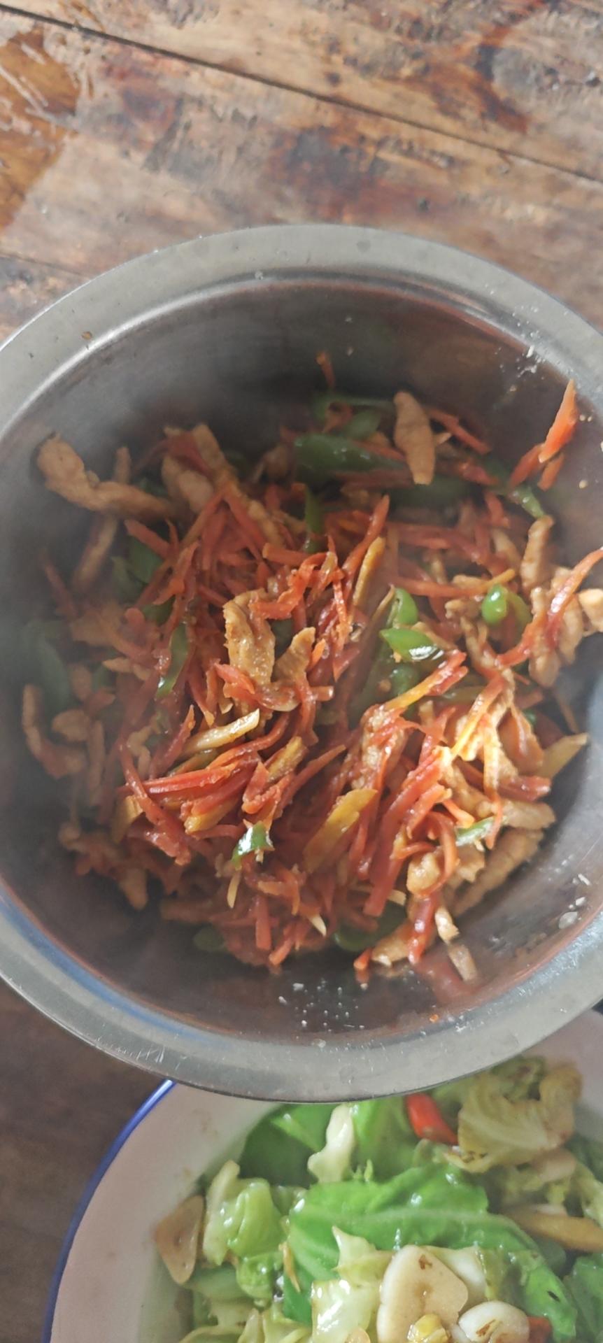 超级下饭胡萝卜丝炒肉