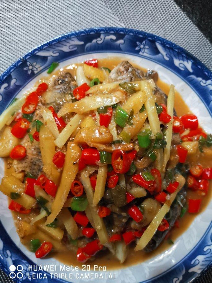 厨师长教你：“葱香鲫鱼”的家常做法，味道鲜美，先收藏起来