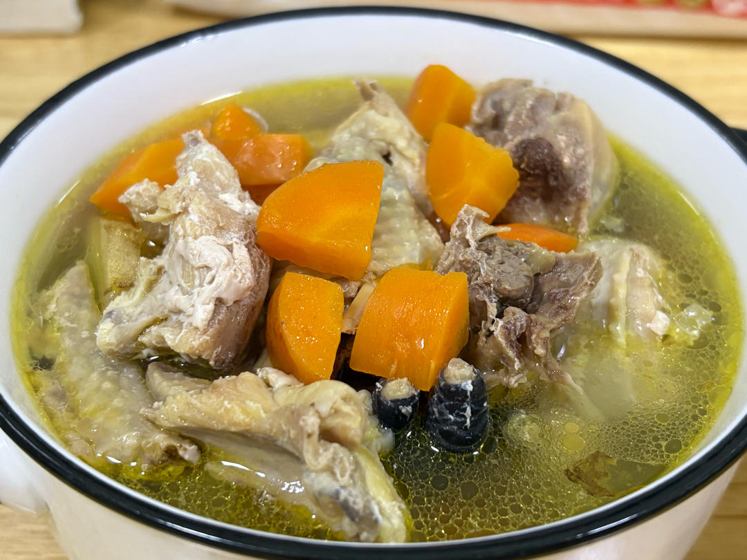 胡萝卜木耳炖鸡汤