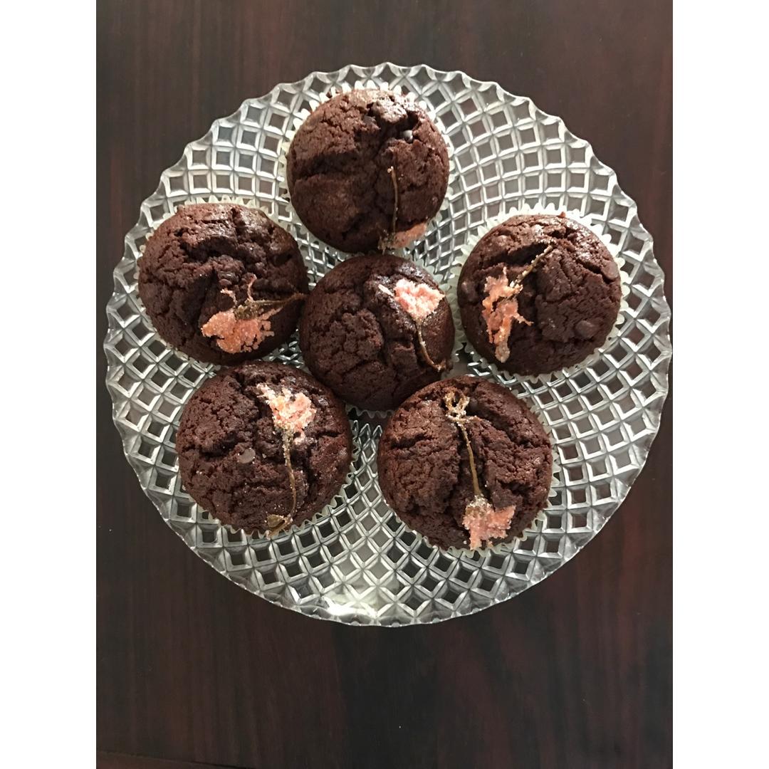 超润巧克力纸杯蛋糕（非常适合裱花、盖糖皮的cupcake方子）