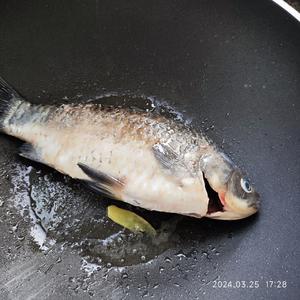 芝麻百合鲫鱼汤的做法 步骤3