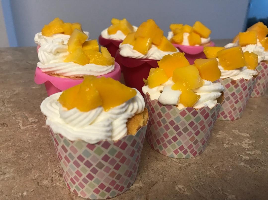 与清晨做的芒果奶油纸杯蛋糕