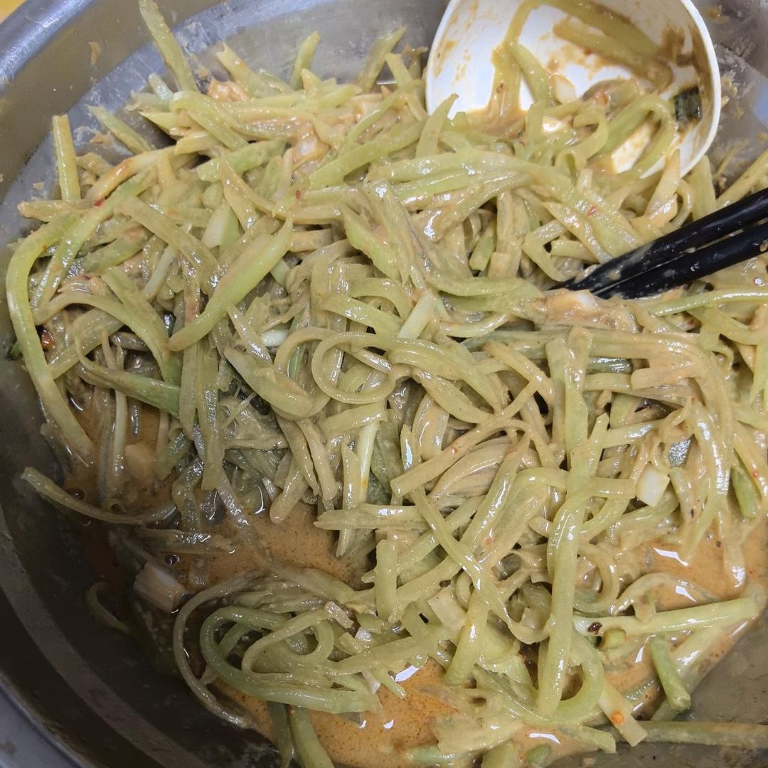 很多人在家做凉拌莴笋，第一步就做错了，怎样做的莴笋才能脆嫩不苦涩，今天我就把最正确的方法教给你