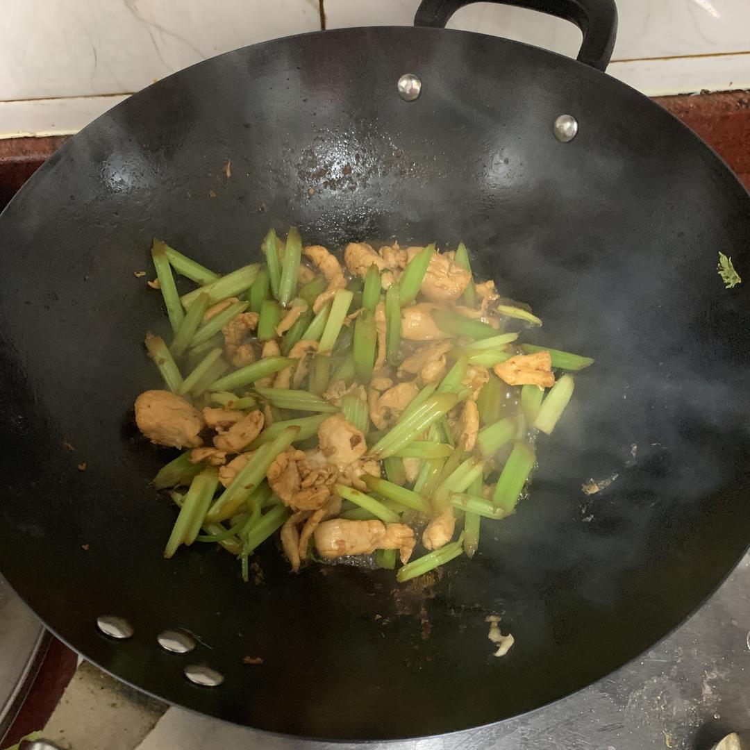 干锅鸡肉炒芹菜