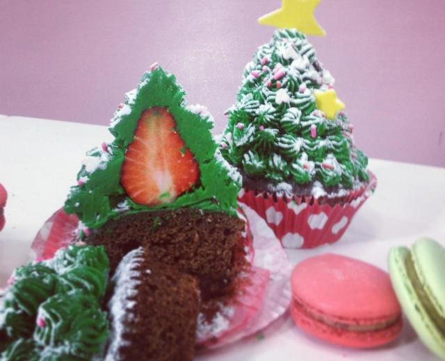 圣诞草莓心圣诞树杯子蛋糕