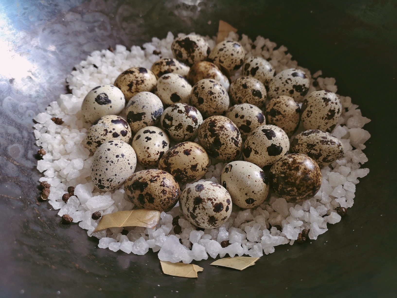 超简单的铁锅盐焗鹌鹑蛋的做法 步骤6