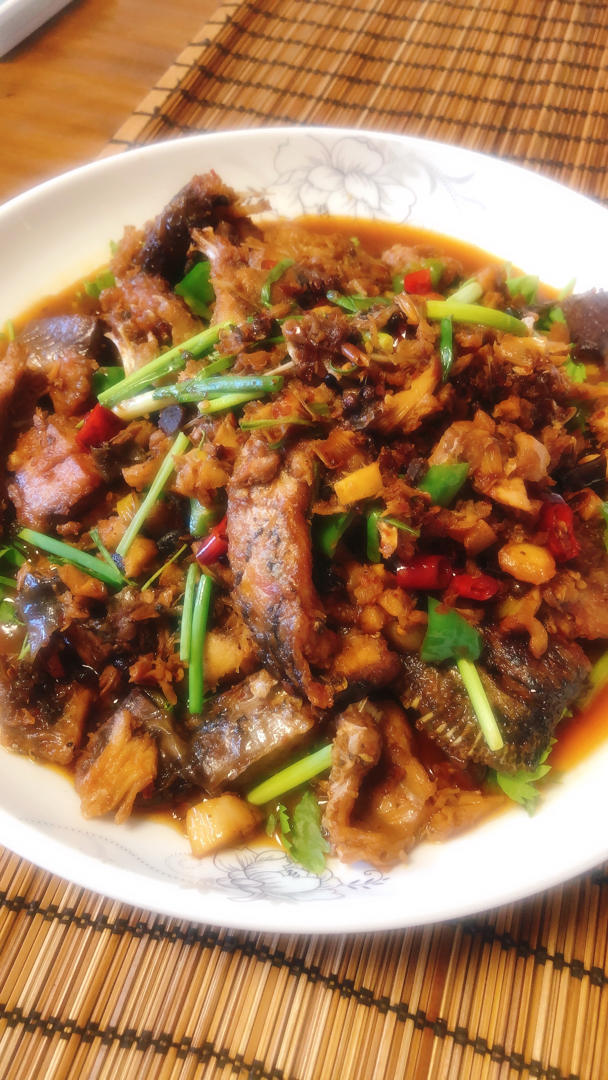 国庆小长假厨师长教你：“干锅鲤鱼”的做法，鱼肉鲜嫩，香辣爽口，赶紧学做起来露一手！